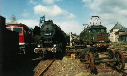 In the Hermeskiel Museum yard alongside ex DR E44 , 52 8123-3 seemed in good condition but was non operational in 1994. Rebuilt from 52 1633 in 1965 (Graffenstaden 7900/1943)
<br>3 April 1994
